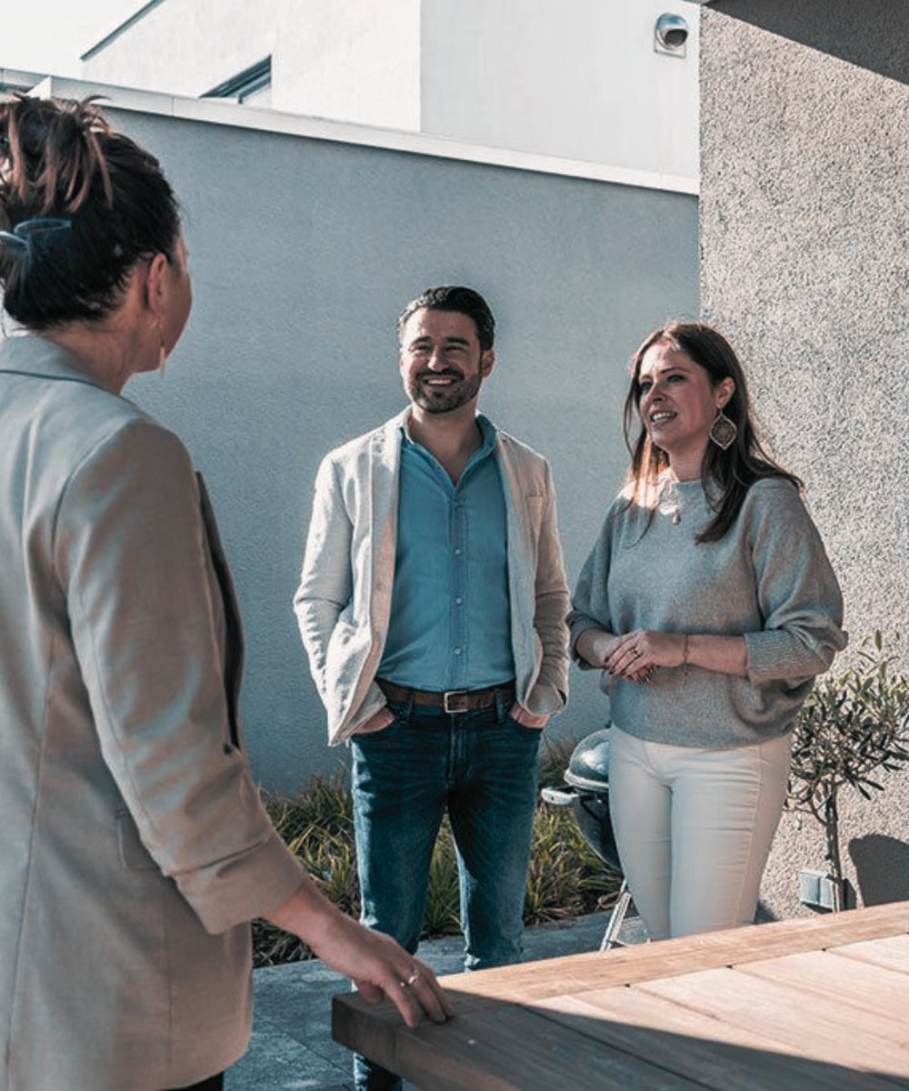 Woningmakelaar van Royworks in gesprek